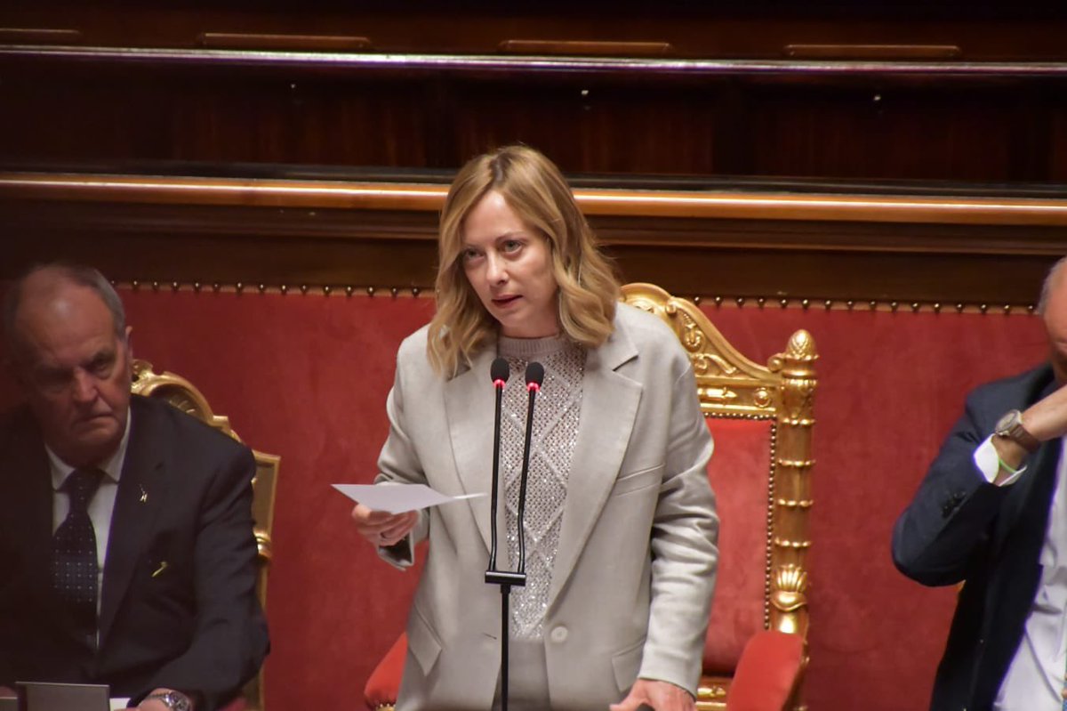 Min_Casellati's tweet photo. Al fianco del Presidente @Giorgia_Meloni per il question time al Senato.
Anche oggi le risposte del Premier sono state chiare e inequivocabili. Il Governo è solido e i risultati a livello nazionale e internazionale sono tangibili. A livello interno, non ci stiamo accontentando di guidare il Paese: lo stiamo riformando. E il #premierato resta il fulcro del nostro ambizioso programma. Come confermato oggi dal Presidente del Consiglio, andremo fino in fondo. A livello internazionale, da tempo l’Italia non era così forte, credibile e rispettata. 
Le nostre performance economiche sono tra le migliori in Europa nonostante il periodo estremamente complesso a livello globale. I mercati confermano la loro fiducia, lo spread è più che dimezzato da quando ci siamo insediati e il risparmio per le casse dello Stato dovrebbe essere di 10,5 miliardi di euro solo per il biennio 25-26. Le critiche e gli attacchi delle opposizioni sono fragili e smentiti dai fatti. Andiamo avanti, compatti, consapevoli delle tante sfide che abbiamo davanti, ma orgogliosi di ciò che stiamo facendo.