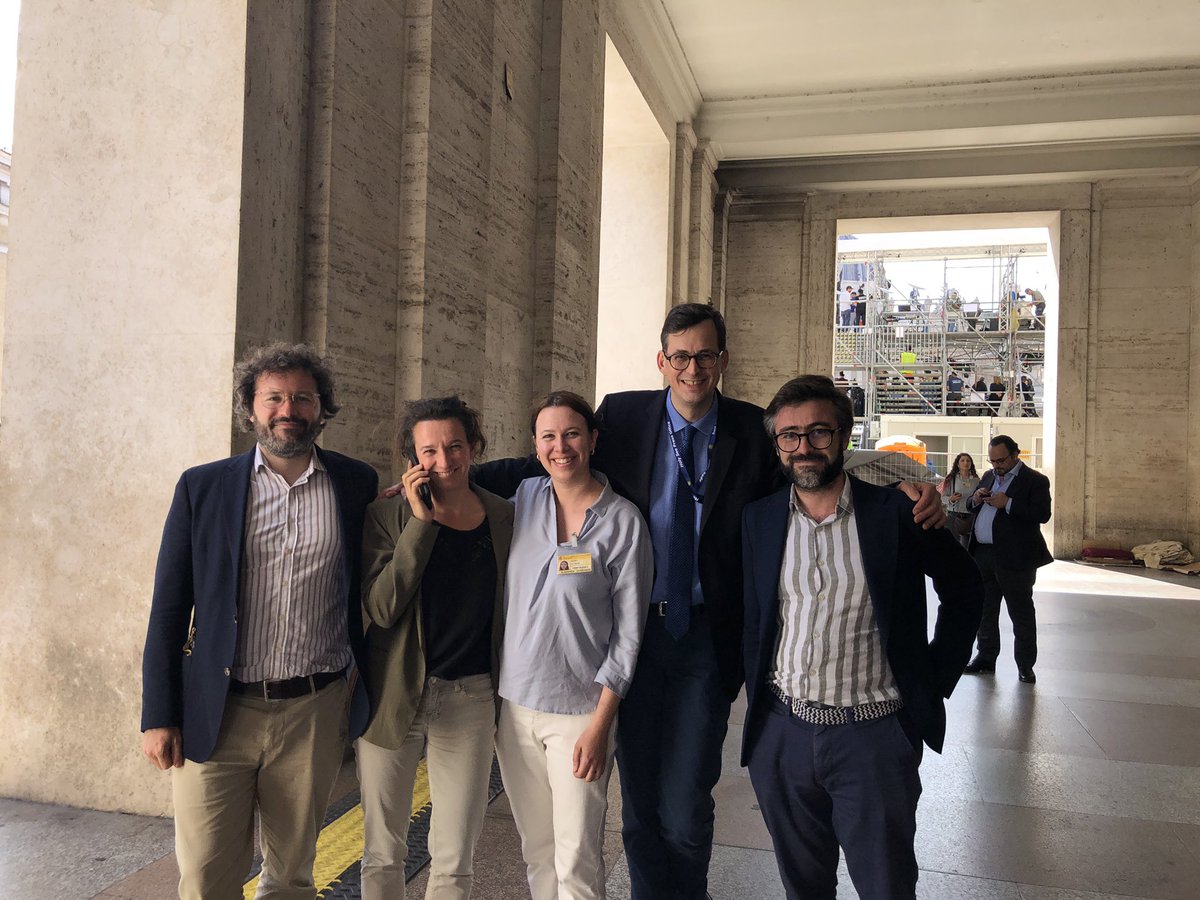 Nicolas Senèze (@nicolasseneze) on Twitter photo Toute l’équipe de <a href="/LaCroix/">La Croix</a> à Rome est prête pour vous faire vivre le conclave qui va commencer dans quelques minutes.
👉 A suivre ici : la-croix.com/religion/concl… <a href="/mikaelcorre/">Mikael Corre</a> <a href="/celinehoyeau/">Céline Hoyeau</a> <a href="/Elisabrinai/">Elisa Brinai</a> <a href="/LB2S/">LB2S</a> Toute l’équipe de <a href="/LaCroix/">La Croix</a> à Rome est prête pour vous faire vivre le conclave qui va commencer dans quelques minutes.
👉 A suivre ici : la-croix.com/religion/concl… <a href="/mikaelcorre/">Mikael Corre</a> <a href="/celinehoyeau/">Céline Hoyeau</a> <a href="/Elisabrinai/">Elisa Brinai</a> <a href="/LB2S/">LB2S</a>