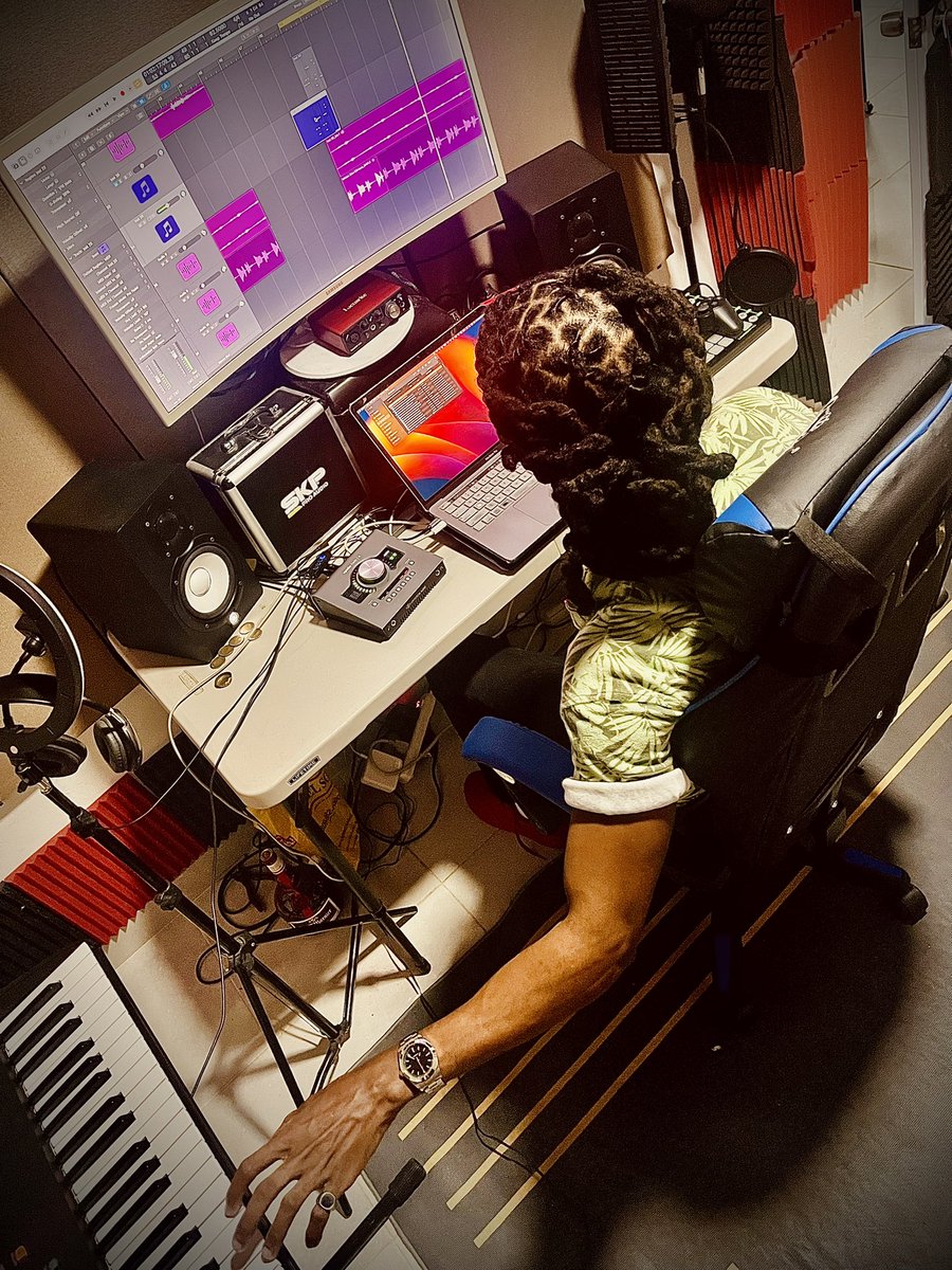 mr__kobo's tweet photo. Le Freestyle #mexicoremix sera disponible ce soir 6PM EST ๐ sur #soundcloud et #audiomack la Mif ๐ค๐พ
Alors soyez ready ๐ https://t.co/2cBAkPtPbu