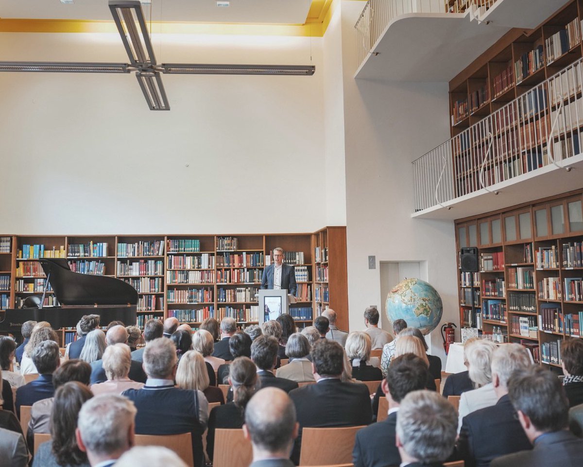 Amtswechsel an der Bayerischen Staatsbibliothek <a href="/bsb_muenchen/">Bayerische Staatsbibliothek</a> 📚: Dr. Klaus Ceynowa verabschiedet sich nach 10 Jahren als Generaldirektor und übergibt sein Amt an Dr. Dorothea Sommer.
📸 Axel König
#BayerischeStaatsbibliothek #Staatsbibliothek #München #Bayern