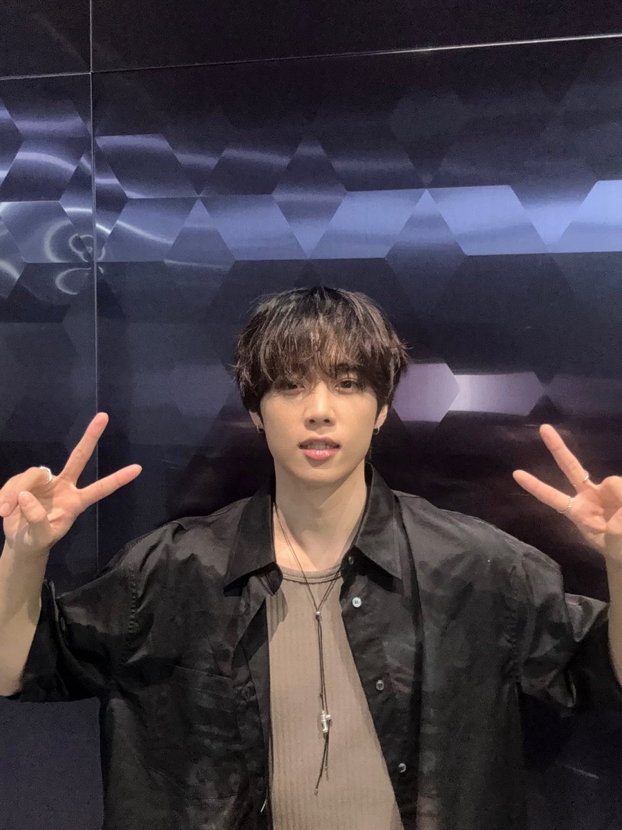 [📸] 선우 아이돌 라디오 시즌4 DJ 완료🦝 떤디 보면 super crazy😵‍💫 두근두근 gets the vibe✌🏻

#THEBOYZ #더보이즈
#SUNWOO #선우