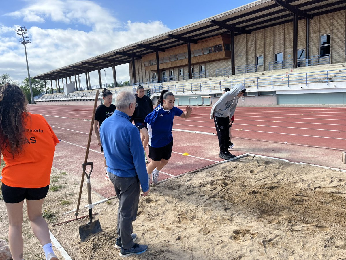 ☺️ Activitat prèvia al Meeting of L’Hospitalet amb <a href="/JesuitesEdu/">Jesuïtes Educació</a> Joan XXIII de Bellvitge.

L’alumnat ha rebut una classe d’atletisme adaptat de mans d’en Miguel Ángel Torralba i diversos atletes.

🤝 10 days to go!