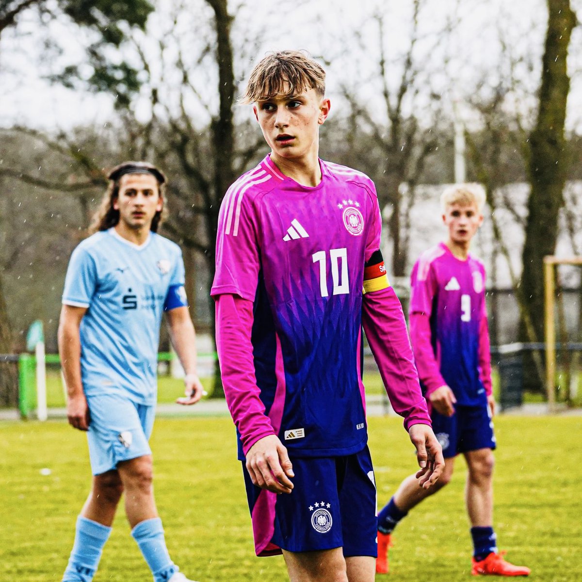 fcn_nachwuchs's tweet photo. DFB x #ClubNachwuchs!🦅🇩🇪
#FCNU16-Angreifer Marko #Soldic wurde für das 3️⃣-Nationen-Turnier der #DFBU15 nominiert.
Noah #Keller wurde für die U17-EM auf Abruf nominiert.
#FCNU17-Kapitän Fabio #Lagano steht ebenfalls auf Abruf im Kader des #DFBU17-Perspektivteams.
#fcn https://t.co/FKSdSBXSaS