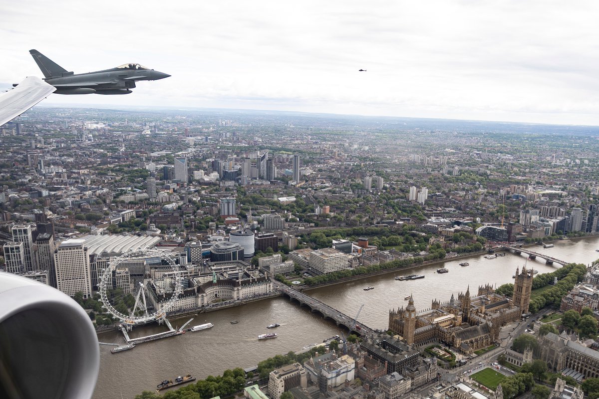 Taken from our P-8A during the #VE80 flypast on Monday, now how's that for a view? 🇬🇧