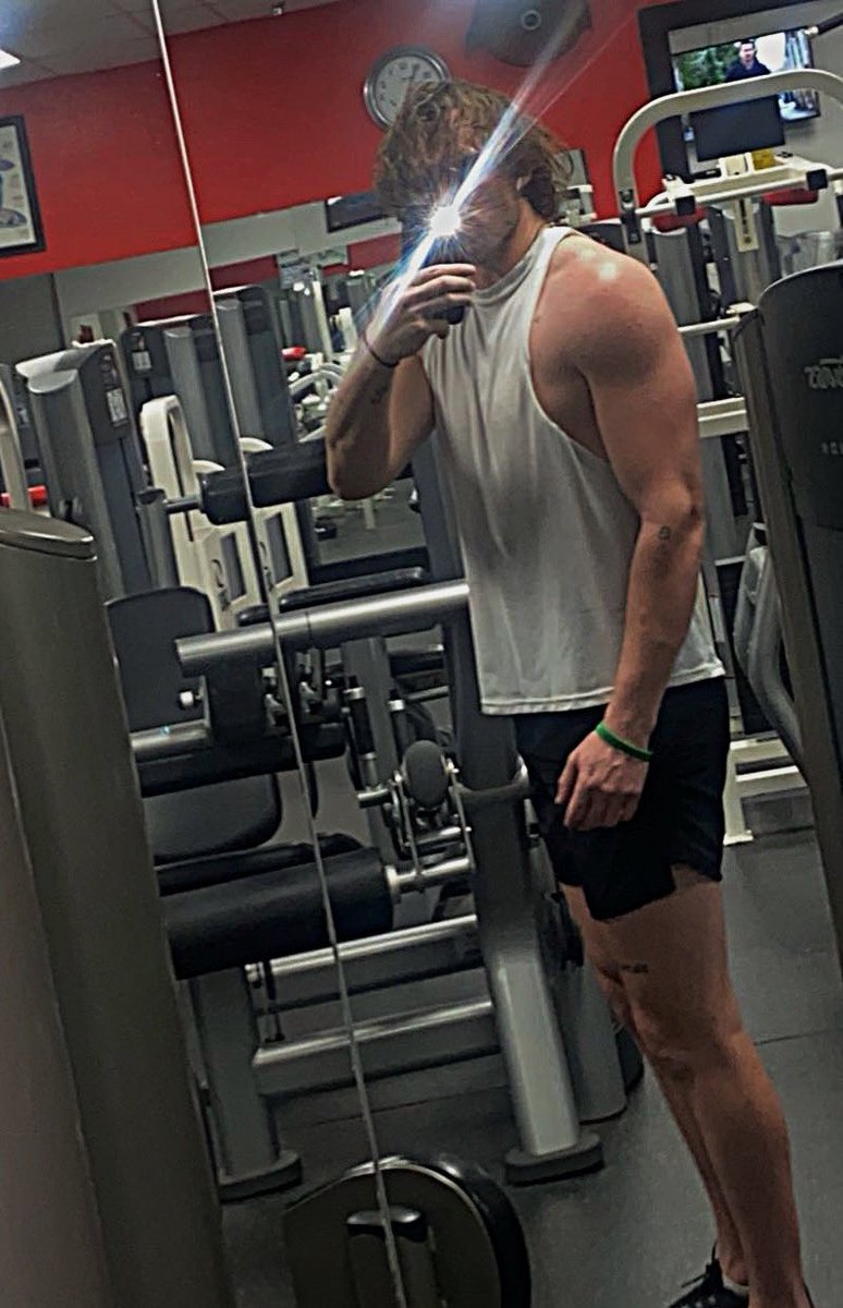 CardonSam's tweet image. Reached my goal of 215 lbs✅
Always working, never satisfied📈.
Commitment coming this month🙏.