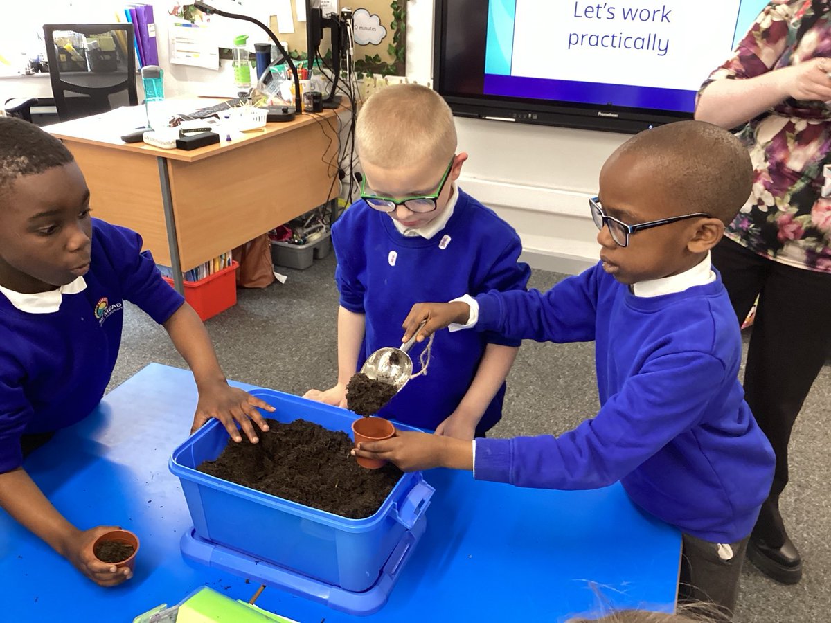 Fosse_TMET's tweet photo. We have been planting seeds to observe their growth in different environments over the next few weeks. We will be recording the growth on a weekly basis. #fmscience #curious #responsible https://t.co/y7LMTucebI