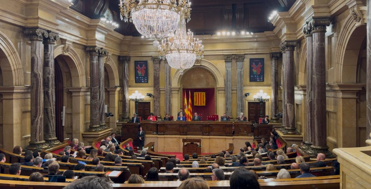 Avui és un dia molt important, ha arribat al Ple del Parlament la ILP per garantir un mínim del 6% en educació.

Les més de 60 entitats, més de 57.000 signatures, més de 50 ajuntaments i 150 Consells Escolars adherits li passem la pilota als grups parlamentaris: garantiu el 6%!
