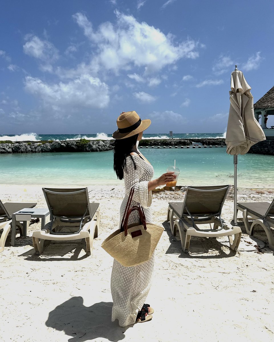 Just taking a little peek at paradise 👀🌴

Book your stay at hotel.hardrock.com/riviera-maya
