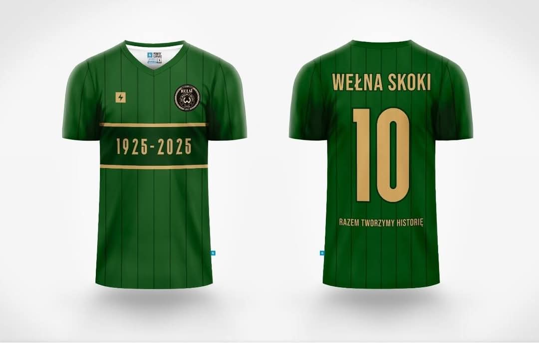 Wielkopolski Futbol (@wlkpfutbol) on Twitter photo Wełna Skoki świętuje w tym roku swoje setne urodziny 💯
Z tej okazji klub i <a href="/powercanvascom/">Power Canvas</a> przygotowali specjalne, jubileuszowe koszulki, można je zamawiać do 13 maja 👀
Cena 159 zł 💰 Wełna Skoki świętuje w tym roku swoje setne urodziny 💯
Z tej okazji klub i <a href="/powercanvascom/">Power Canvas</a> przygotowali specjalne, jubileuszowe koszulki, można je zamawiać do 13 maja 👀
Cena 159 zł 💰