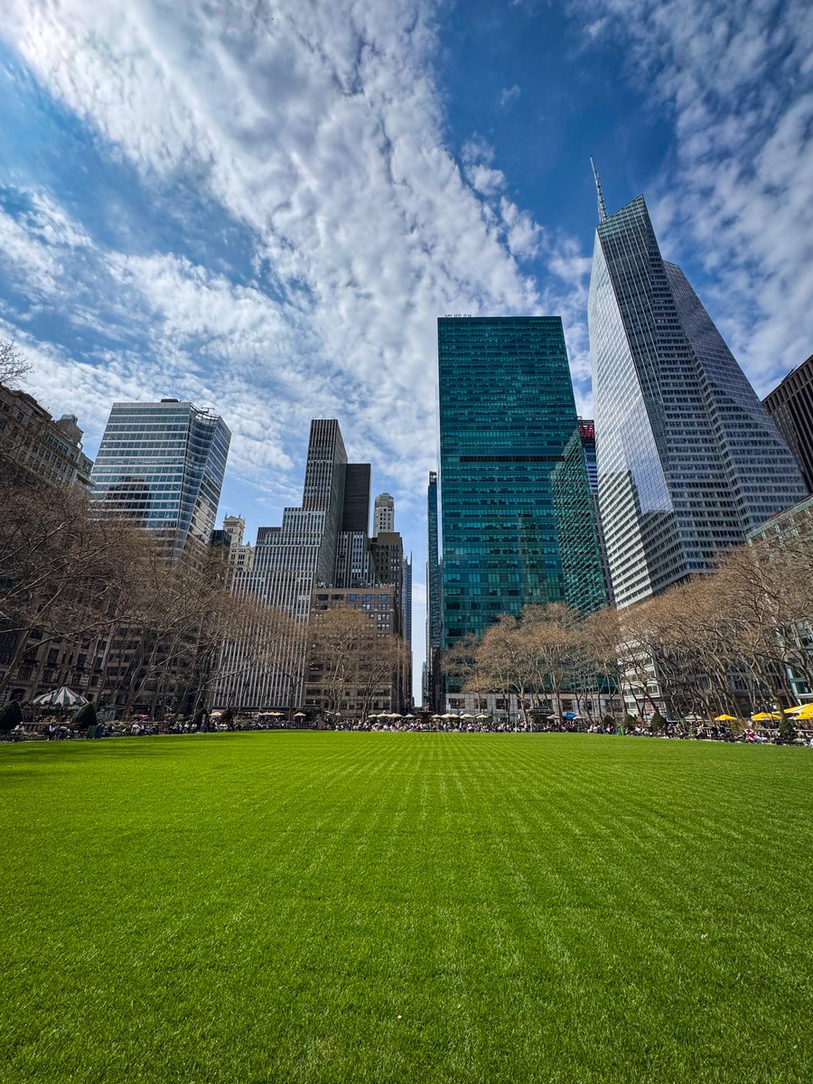 bryantparknyc's tweet photo. New York, the roots have been established 🌱😎. 

The lawn opens TODAY at 11:45am 💚!!! https://t.co/njQ3Baql56