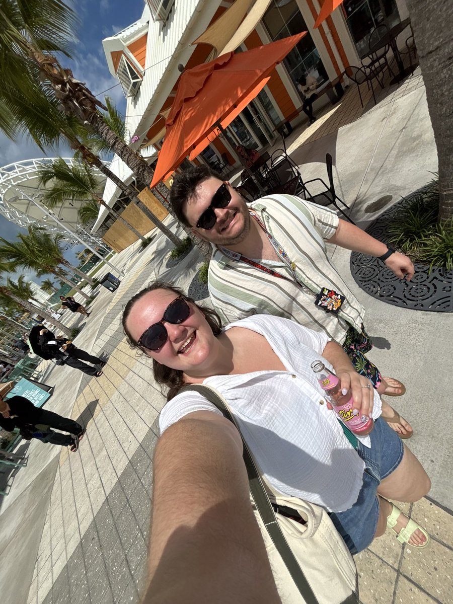 bhackett17's tweet photo. 🩷🚢🍹☀️🌊 https://t.co/yxcHKz3JkE