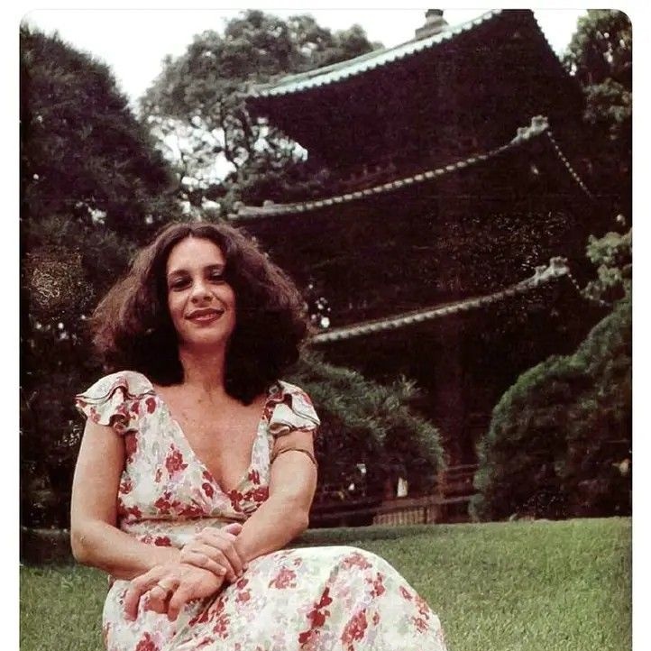 euostranger's tweet image. gal costa no japão, 1980.