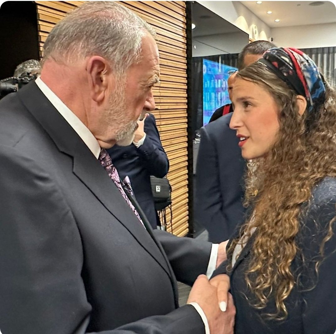 Oritmark1's tweet image. אתמול זכיתי לפגוש את השגריר החדש של ארה"ב בישראל, מייק האקבי, איש מרגש, עוצמתי ומאיר.
סיפרתי לו על האובדנים והעשייה.
הביט בעיניי, בירך אותי ואמר:
"Thank you for what you're doing- in Israel and around the world, for Jews and for Christians"
טוב שיש אנשים כמוהו🇺🇲🇮🇱
@USAmbIsrael