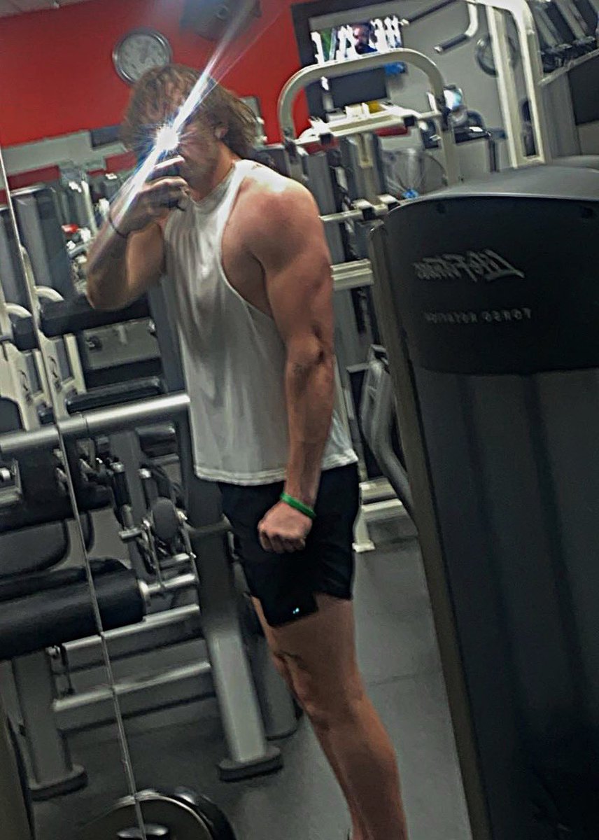 CardonSam's tweet image. Reached my goal of 215 lbs✅
Always working, never satisfied📈.
Commitment coming this month🙏.