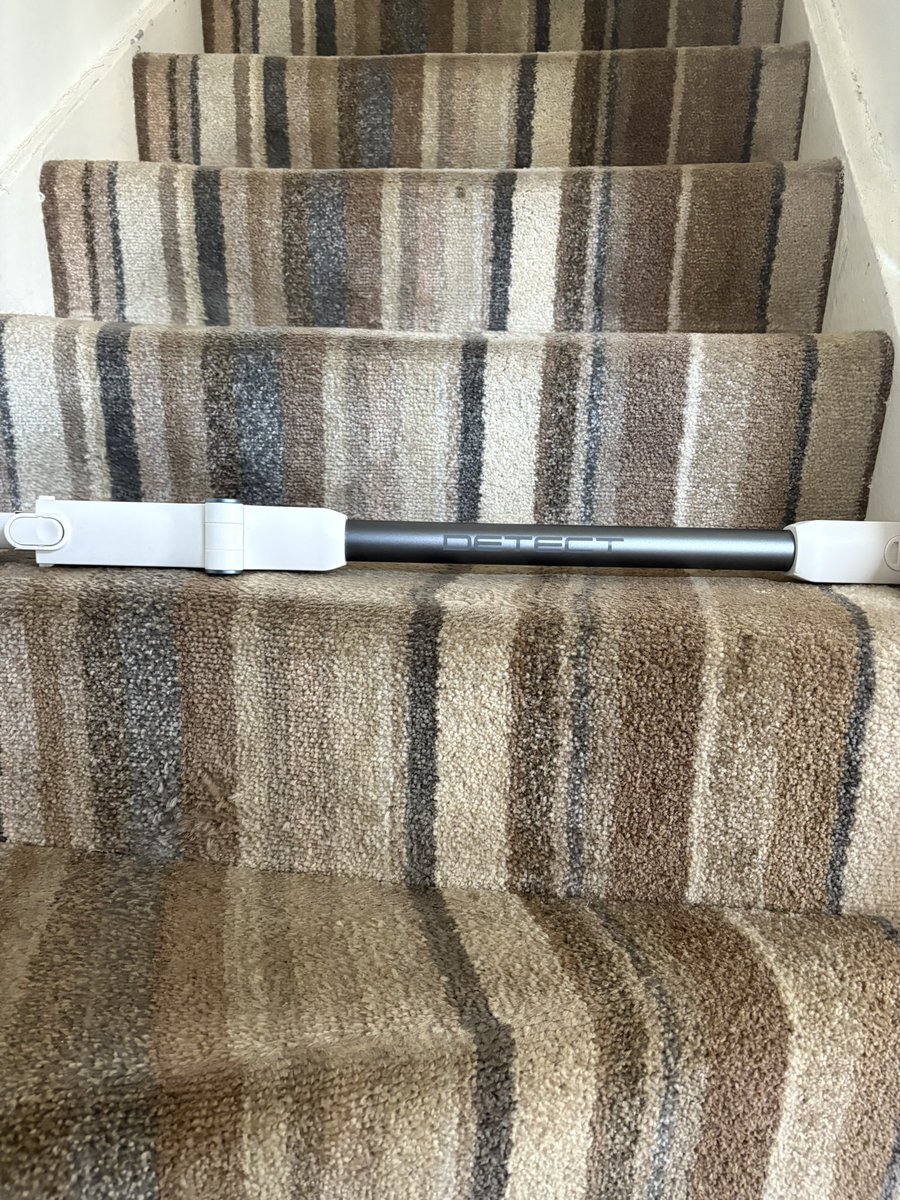 Ycassidy7's tweet photo. @SharkHomeUK hey am looking for abit of help I’ve got something stuck in my shark detect but don’t know the name of the part it’s stuck right at the bend and can’t get it out 😭 https://t.co/VAIIZCdHeQ
