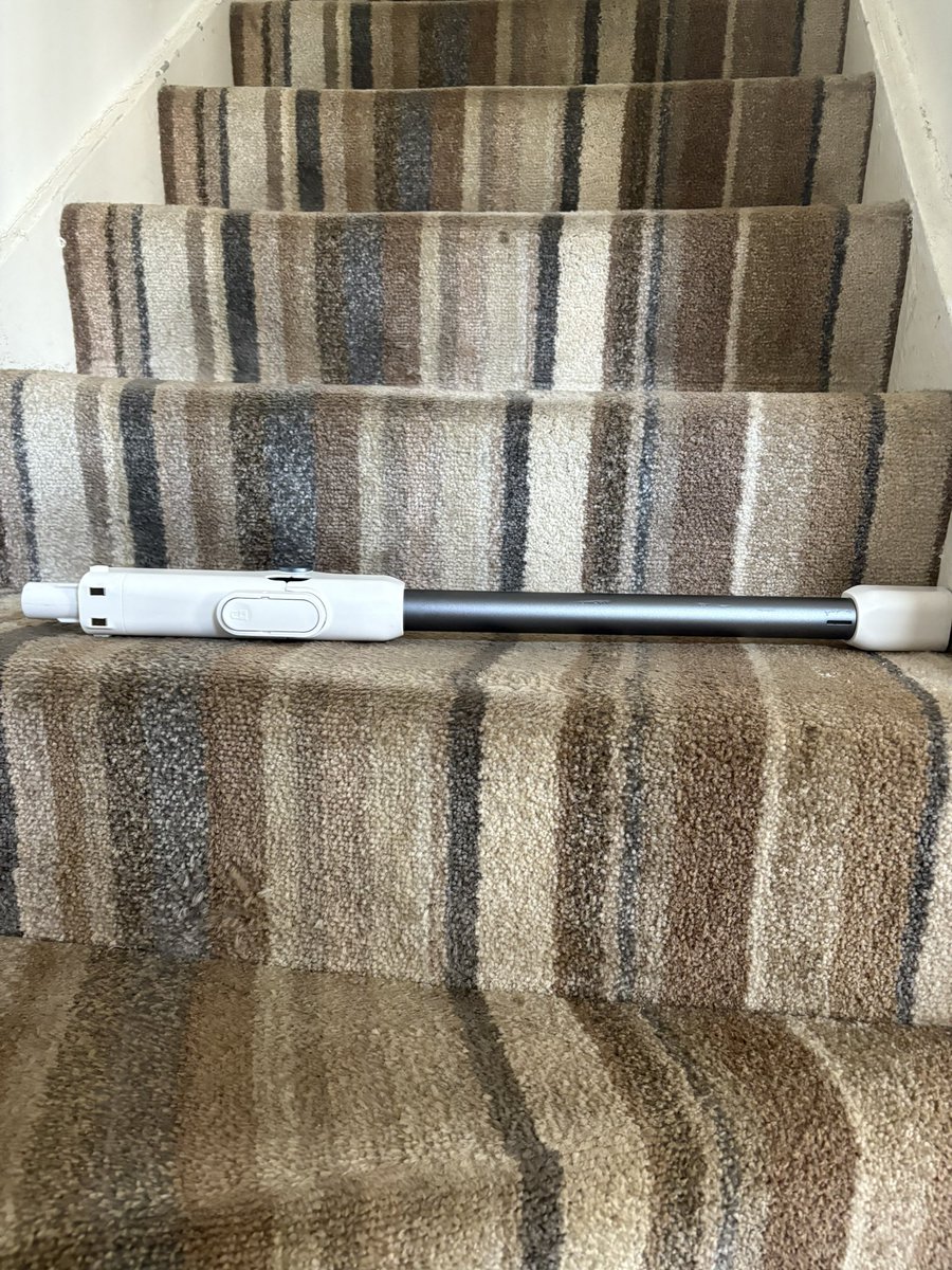 Ycassidy7's tweet photo. @SharkHomeUK hey am looking for abit of help I’ve got something stuck in my shark detect but don’t know the name of the part it’s stuck right at the bend and can’t get it out 😭 https://t.co/VAIIZCdHeQ