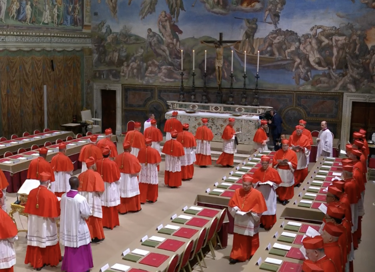 vaticannews_it's tweet photo. #Conclave2025 I cardinali entrano in processione nella Cappella Sistina: prima i cardinali diaconi, poi i cardinali presbiteri e i cardinali vescovi.
#VaticanNewsIT https://t.co/SnWNVJ2HA9
