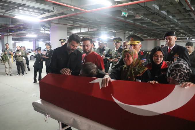 40 bin can alan apo'ya babam diyen itin cenazesine katılanlar / 80 milyon için can veren mehmetçiğin cenazesine katılanlar

bu devlet tamamen şans eseri ayakta kalıyor