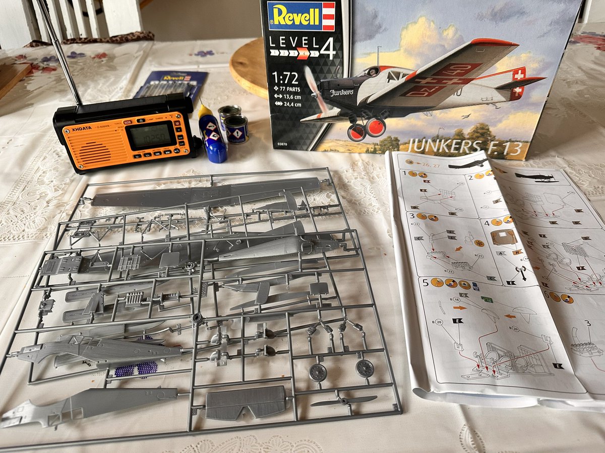 HbHs0's tweet image. After over 30 years I venture once again to a Revell kit. The radio must of course not be missing.
#shortwave 
#Modellbau