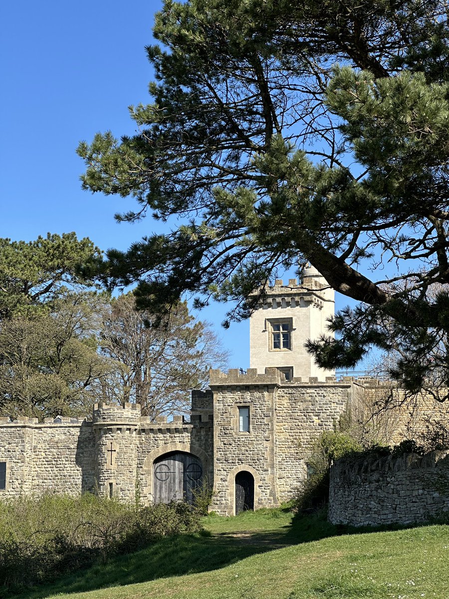 mralexthomas's tweet image. If you’re feeling uninspired stop forcing it.

Go outside. Walk for miles. Breathe like you mean it. Beauty and stillness have a way of healing you.

The best ideas don’t come from scrolling.

They come when you switch off, when you touch grass, when you remember what’s real.…