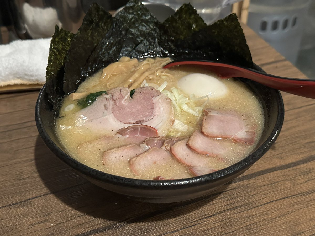 booc1's tweet photo. 本日は
#支那そばうみ　さんにて。
濃厚ラーメンをいただきました。

見た目は家系に見えるが。。。
全く違う味わい！
麺も旨いし、米も旨い。
食べて損なし。
ご馳走様でした！
#JB64
#ジムニー
#キネティックイエロー
#支那そば
#八街市
#八街駅
#千葉県
#総武本線 https://t.co/vCxduzVNud