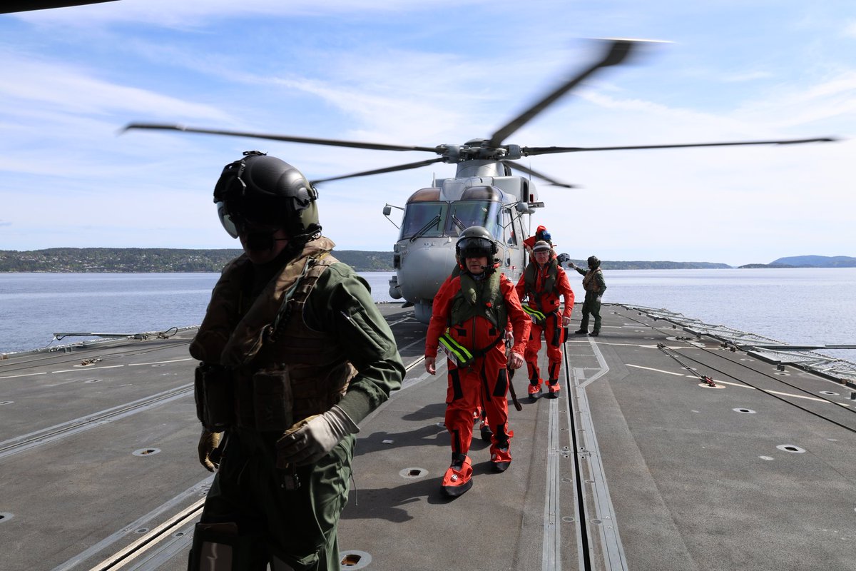 HMSStAlbans's tweet image. @HMSStAlbans having recently arrived in Oslo welcomes onboard Mr. Tore O. Sandvik, Norwegian Minister of Defence.