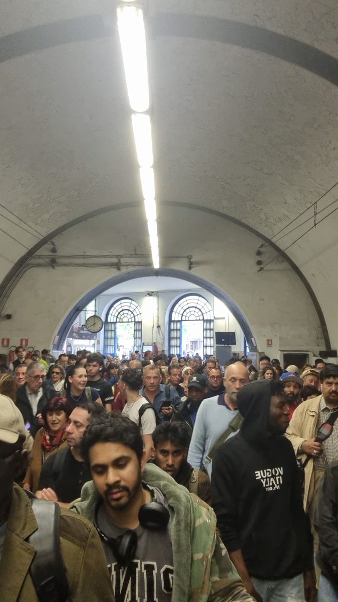 Caro <a href="/roccapresidente/">Francesco Rocca</a> ha presente il terzo mondo? Eccolo, stazione Flaminio ore 16:00 della Roma Nord dove un guasto tecnico ha lasciato a piedi un po' di persone. Indecenti
<a href="/RegioneLazio/">Regione Lazio</a> <a href="/BusCotral/">Cotral</a> <a href="/ART_Trasporti/">Autorità di regolazione dei trasporti</a> <a href="/mitgov_it/">Ministero delle Infrastrutture e dei Trasporti</a> <a href="/TUTraP_APS/">TUTraP-APS</a> <a href="/PendolariRMNord/">Pendolari Roma Nord</a> <a href="/FeliciLory/">loredana felici</a> <a href="/diarioromano/">diarioromano</a>