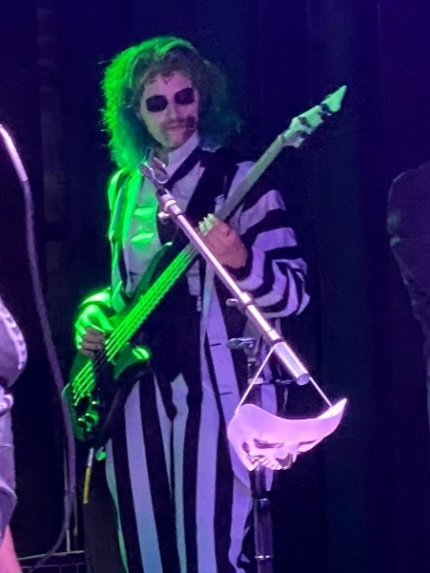 DarkCosmicVoid's tweet image. 👋hi! I'm Void. Here's a little intro post:
~~~~~
🔞 Age: 21
❓️Pronouns: any (usually fem, but dress up as guys for fun, so idc)
🧛♂️ Fandoms: mostly Ghost, but also Gravity Falls, Squid Game, and Beetlejuice
🎸 I play bass guitar, sing, and draw, both digital and traditional