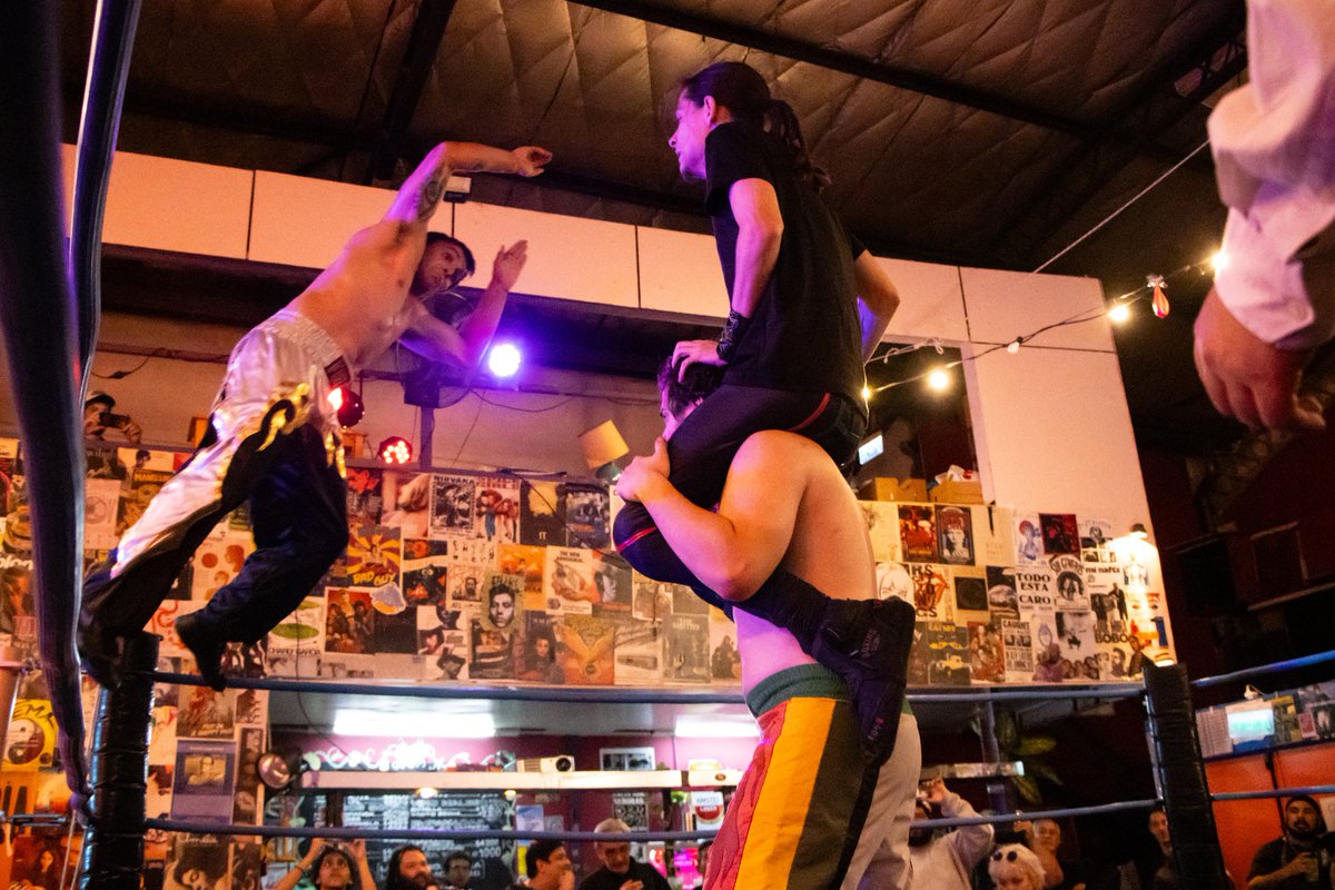 🏆 Y aun #CampeonesDeParejas...🏆

🤝 En #DebíTirarMásFotos tuvimos varios luchadores invitados, entre ellos el Team de <a href="/RCWLatam/">RCW Latam</a>, representado por #MatiasToledo y #ByronBlayre.