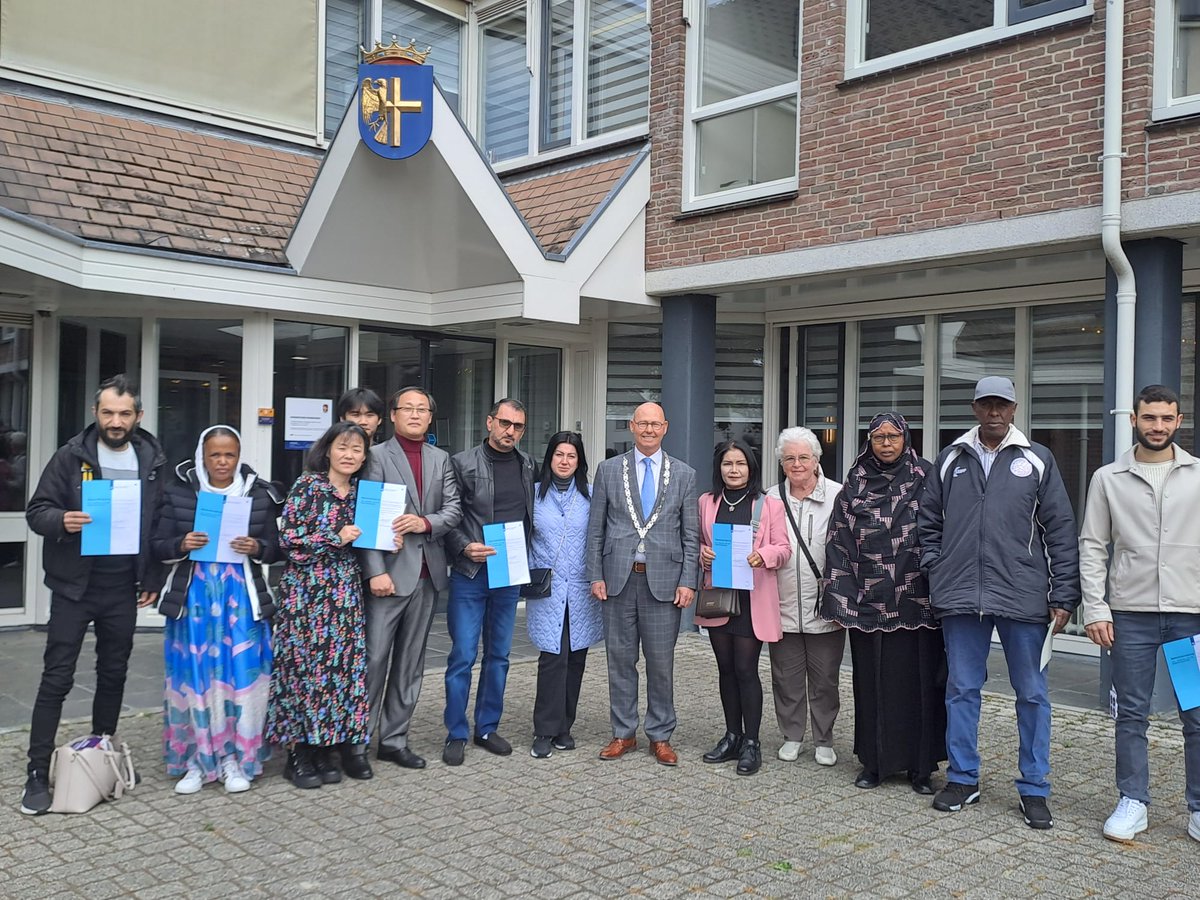 Vandaag hebben 11 inwoners de Nederlandse nationaliteit ontvangen. 🇳🇱 Na het afleggen van de verklaring van verbondenheid ontvingen zij van waarnemend burgemeester <a href="/bortkoelewijn/">Bort Koelewijn</a> de papieren waarop staat dat zij officieel Nederlanders zijn. Gefeliciteerd! 🎈