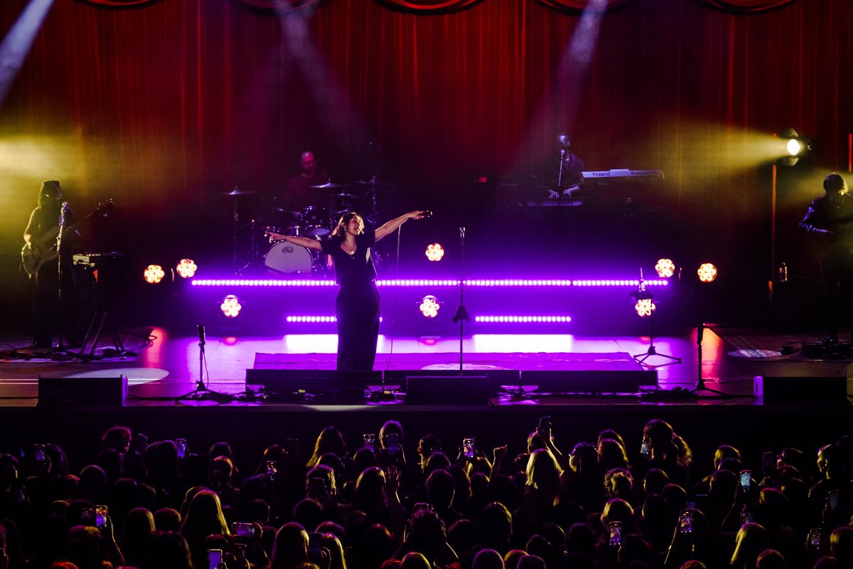 alessiacara's tweet image. Brisbane thank youuuu❣️#theloveandhyperboletour
