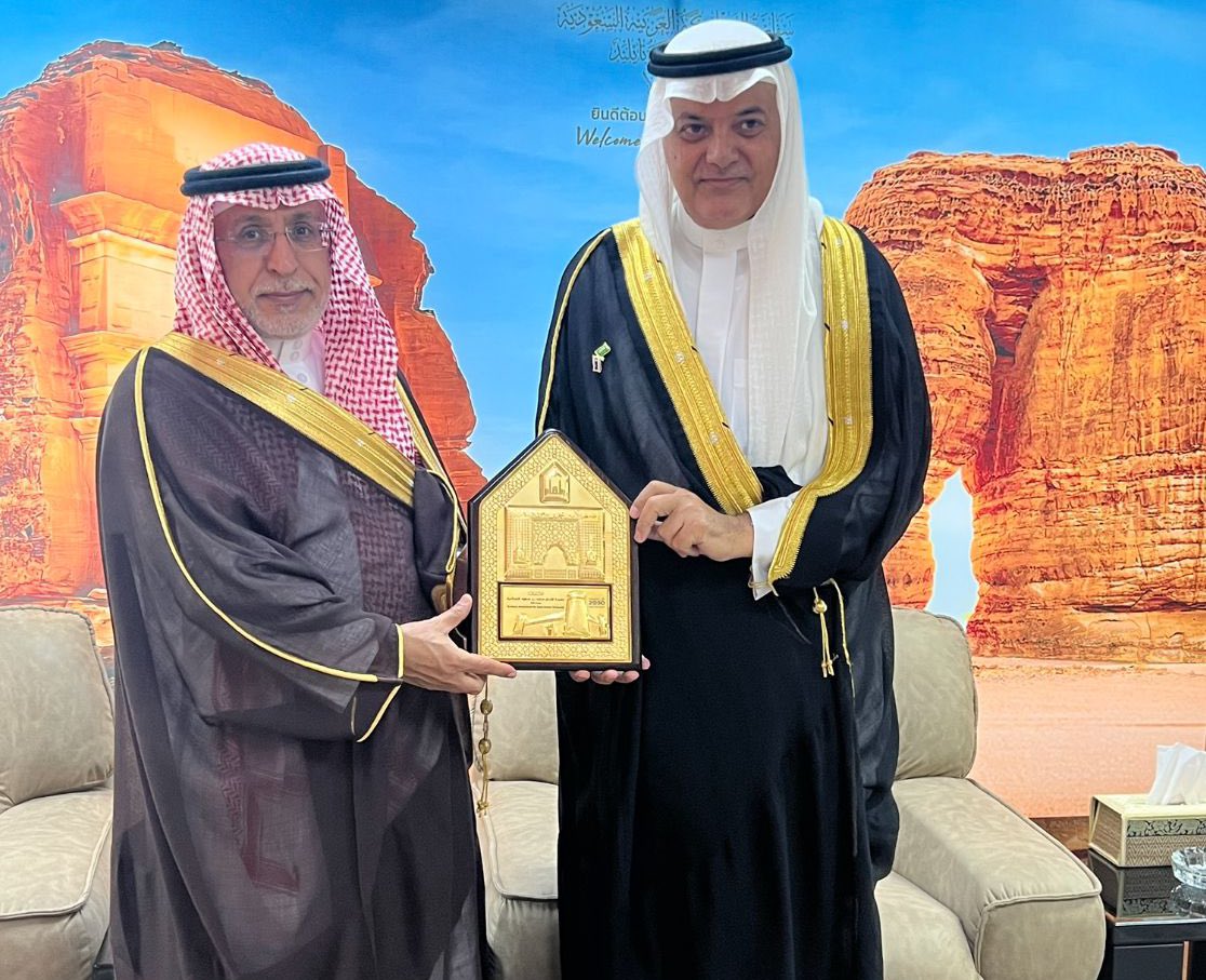 معالي رئيس #جامعة_الإمام أ.د. أحمد بن سالم العامري يلتقي سفير خادم الحرمين الشريفين في مملكة تايلاند  أ. عبدالرحمن بن عبدالعزيز السحيباني، مثمنًا معاليه الدور الكبير الذي تقوم به السفارة في الجانب الثقافي والعلمي في مملكة تايلاند، كان ثمرته الالتقاء بالمسؤولين التايلانديين إلى