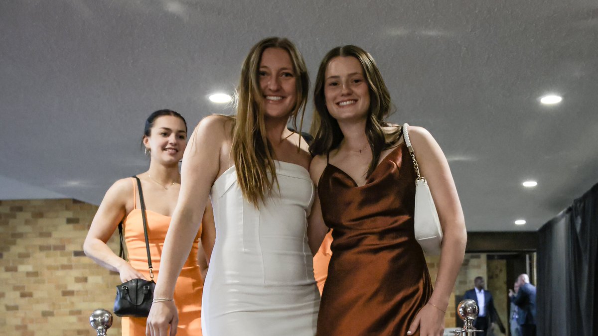 TommieWHockey's tweet photo. Lots of smiles on the Purple Carpet! 😁

#RollToms https://t.co/sTEi5rv8qR