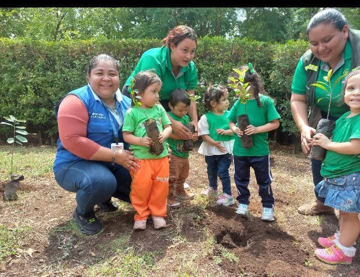 ✅ Distrito I |  En el marco de la campaña verde que te quiero verde 🌍, realizamos siembra de arboles de frutales  en el CDI BamBam🌳, para concientizar a nuestros niñ<a href="/s/">『S』</a> 👧🏼👦 sobre el cuido y conservación de nuestros recursos naturales
#AmorALaNiñez 
#verdequetequieroverde