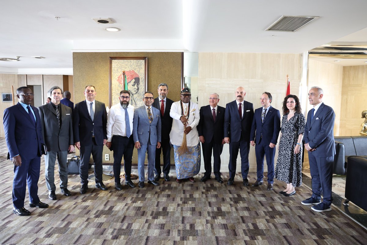 Millî Savunma Bakanı Yaşar Güler, Kamerun Dış İlişkiler Bakanı Lejeune Mbella Mbella ile gerçekleştirdikleri Türkiye-Kamerun Karma Ekonomik Komisyonu (KEK) 3’üncü Dönem Toplantısı’nın ardından Dış Ekonomik İlişkiler Kurulu (DEİK) Üyeleri ile bir araya geldi.