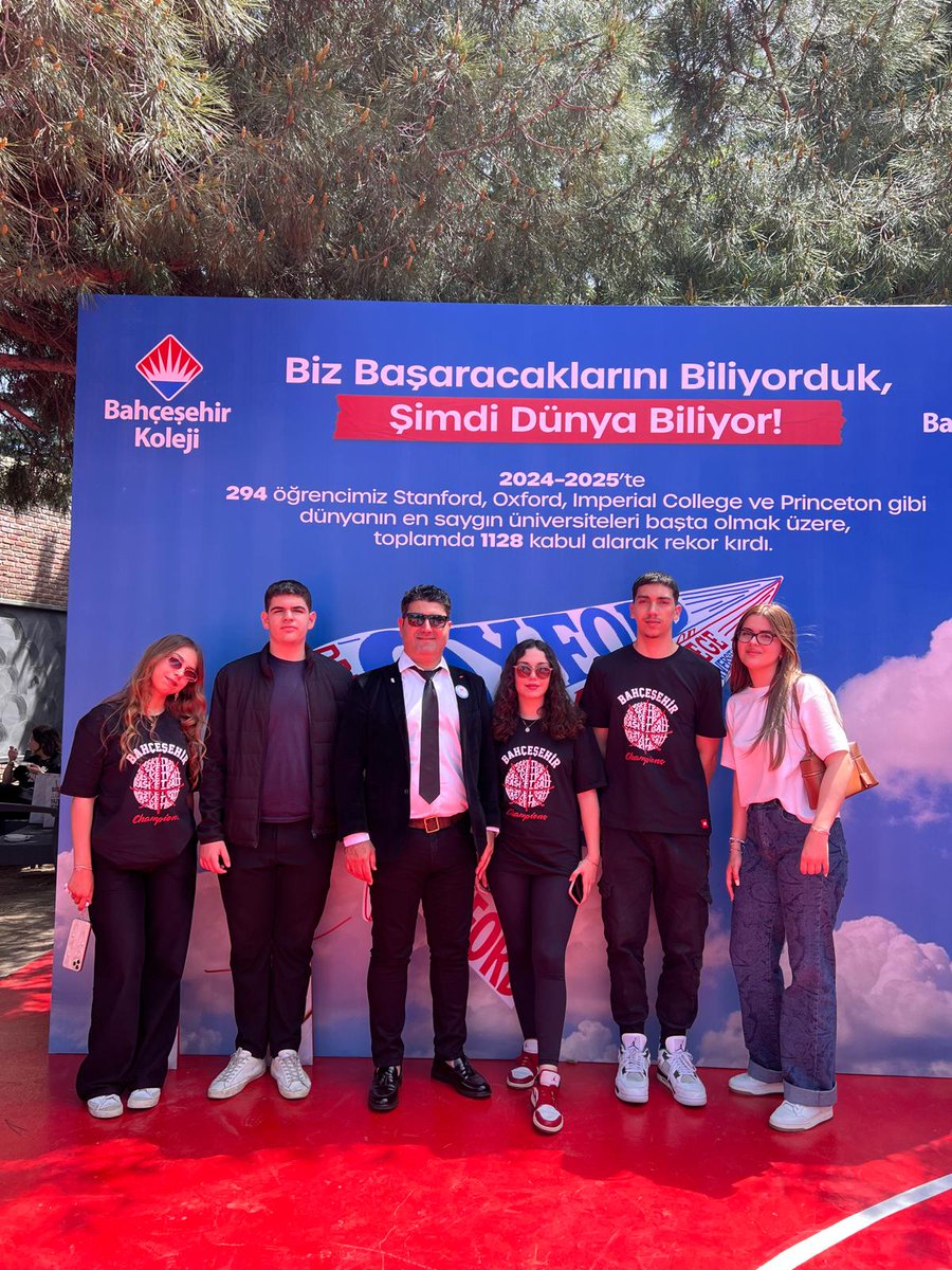 Dünya sıralamasında ilk 200'de olan yurtdışı üniversitelerine kabul alan öğrencilerimiz,bu sene Bahçeşehir Nakkaştepe 50.yıl kampüsünde düzenlenen görkemli törene katılarak bizleri gururlandırdılar.❤️💙👏👏

<a href="/bahcesehir_k12/">Bahçeşehir Koleji</a> <a href="/ozgeeasln/">Özge ASLAN</a> <a href="/Vahapisik83/">Vahap Işık</a> <a href="/emrahzambak/">Emrah Zambak</a>
