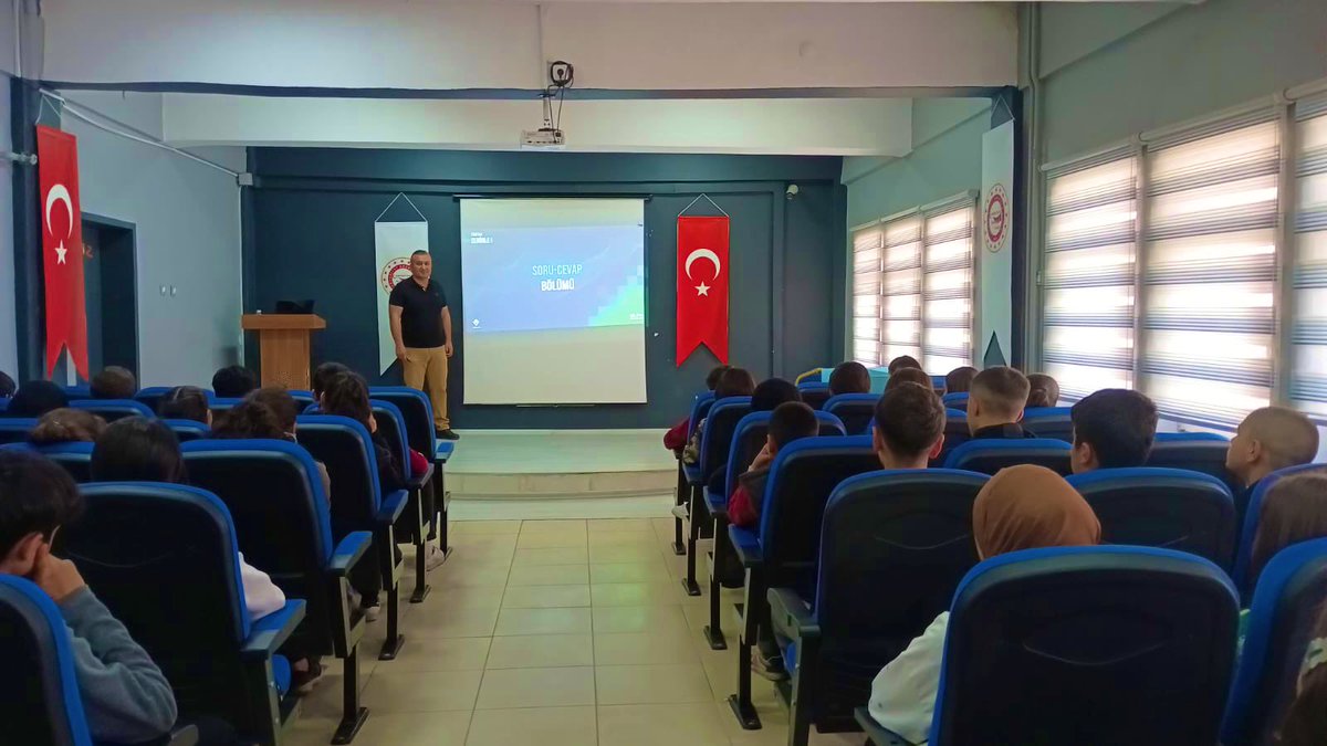 cumhuriyet04's tweet photo. Okulumuzun proje yürütücüsü öğretmeni @yesimykr koordinesinde Dr. Öğr. Üyesi Sn.Bayram Alparslan tarafından öğrencilerimize yönelik #BilimSöyleşisi yapıldı. Sonrasında Okul Müdürümüz Sn. @IlhanSonmez5 tarafından kendilerine teşekkür belgesi takdim edildi👏
@hasan_kokrek @agrimem https://t.co/O2xH6x8lbQ
