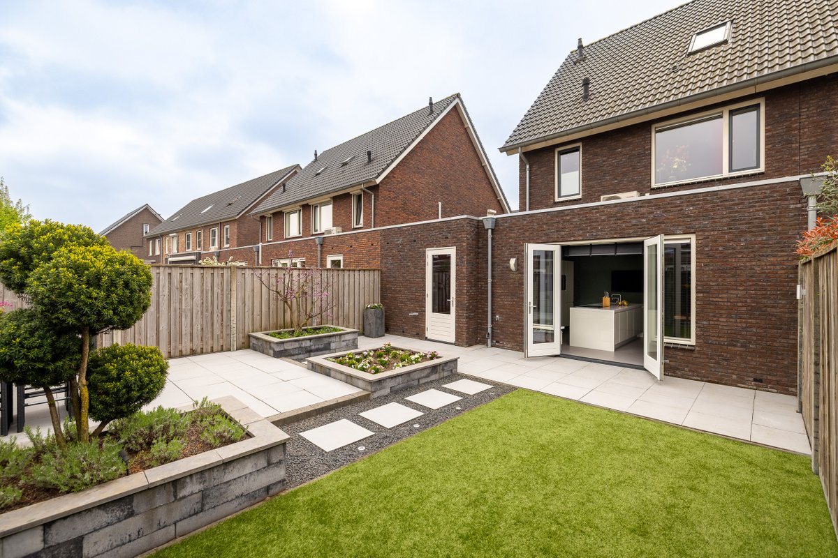 VLMakelaars's tweet photo. #Welkom aan de Roodenbroek 30 in #Doetinchem, een royale #tweekapper waar luxe, comfort en stijl samenkomen. Gebouwd in 2014 dus heerlijk modern maar met een warme, uitnodigende sfeer. https://t.co/6DW16rTTBt #TeKoop #Makelaar #Achterhoek https://t.co/gRiEvkUfxz