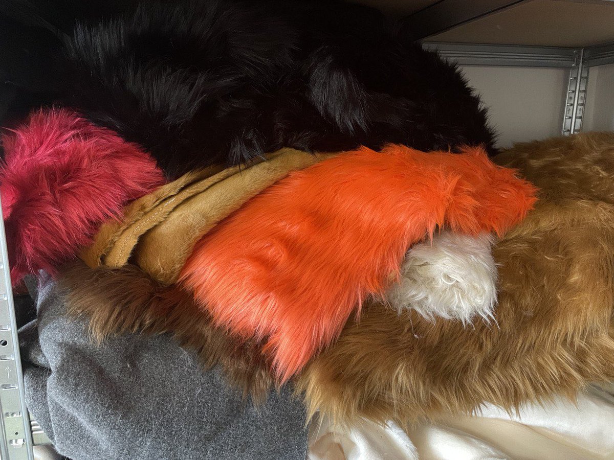 Destash sale! Lot of furs and items for sale! trello.com/b/cPyCkT87/dir…

Please share! That will help a ton to rech people!