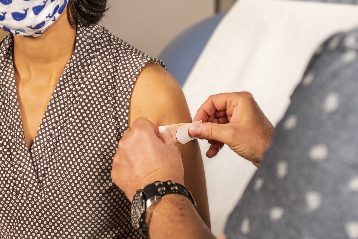 Zāļu valsts aģentūra (@zvalatvija) on Twitter photo 💉Vakcīnām tāpat kā visām zālēm ir blaknes. Kādas var būt sagaidāmās blaknes pēc vakcinācijas? Kur par tām ziņot? Un kā šie ziņojumi tiek analizēti - skaidro <a href="/ZVALatvija/">Zāļu valsts aģentūra</a> zāļu drošuma uzraudzības speciālistes Zane Neikena un Liene Luce. Plašāk 👉zva.gov.lv/lv/jaunumi-un-… 💉Vakcīnām tāpat kā visām zālēm ir blaknes. Kādas var būt sagaidāmās blaknes pēc vakcinācijas? Kur par tām ziņot? Un kā šie ziņojumi tiek analizēti - skaidro <a href="/ZVALatvija/">Zāļu valsts aģentūra</a> zāļu drošuma uzraudzības speciālistes Zane Neikena un Liene Luce. Plašāk 👉zva.gov.lv/lv/jaunumi-un-…