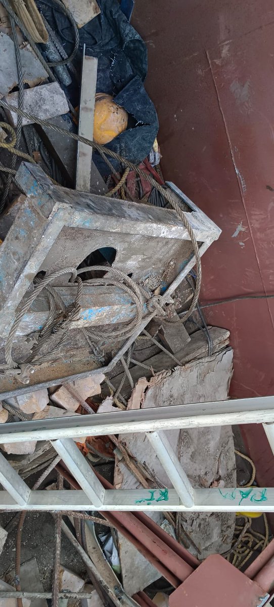 shravanreporter's tweet image. Three workers working died at #JawaharNagardumpingyard ,A chimney collapsed while working on a lift belonging to a power plant.It is understood that the lift collapsed due to the heat of the powerplant, #Dumpingyard workers have stopped work at the plant
#Hyderabad