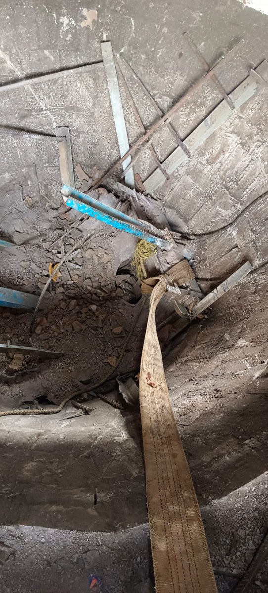 shravanreporter's tweet image. Three workers working died at #JawaharNagardumpingyard ,A chimney collapsed while working on a lift belonging to a power plant.It is understood that the lift collapsed due to the heat of the powerplant, #Dumpingyard workers have stopped work at the plant
#Hyderabad