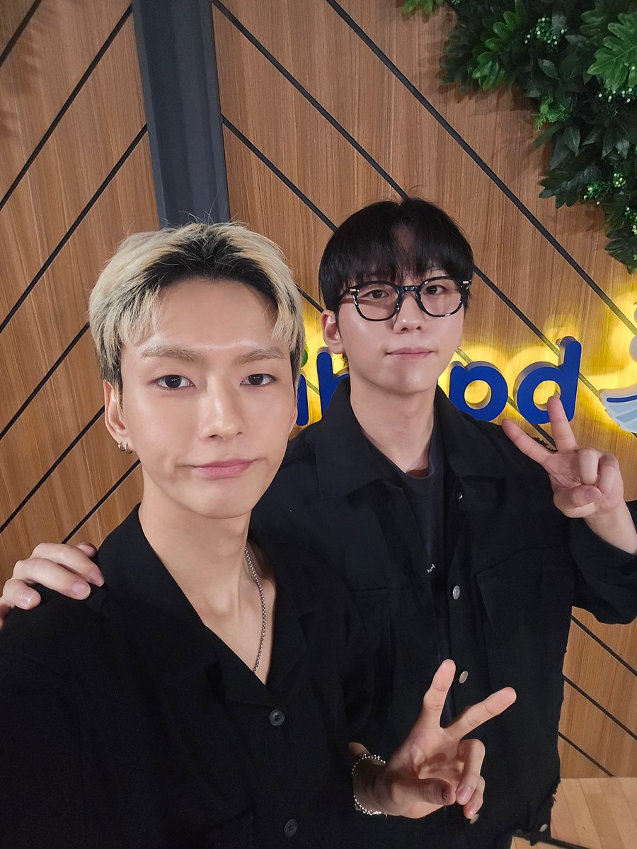 [ #Xtra_Scenes ]

DJ🐹🦊의 목소리로 더 포근하게 마무리하는 밤🌙

내일 밤도 경청과 함께해요 빌런즈 ᖰ(ᵕ◡ᵕ)ᖳ

#XdinaryHeroes #엑스디너리히어로즈
#Beautiful_Mind
#Beautiful_Life
#건일 #Gunil
#Ode #오드
#WE_ARE_ALL_HEROES 
#경청