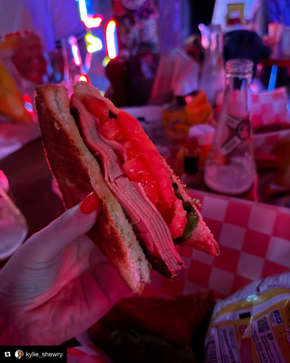 Don’t forget to tag us when you dig in. 🍴 

#TraditionalCountry #CountryMusicLegend #BroadwayNashville #LiveCountryMusic #NashvilleBars #HonkyTonkLife #NashvilleNightlife #CountryMusicFans #NashvilleEats #MusicCityUSA #RealHonkyTonk #RealCountryMusic #RobertsWesternWorld