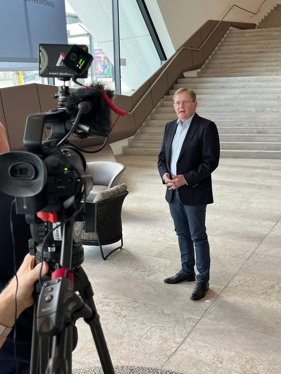 🎤 SWR-Interview zum Start der Merz-Regierung 🎥 
Unser Hauptgeschäftsführer Oliver Barta wurde heute vom SWR zur gestrigen Wahl von #Bundeskanzler #Merz und zur neuen #Bundesregierung interviewt.
Zu sehen ist das Interview heute beim SWR in den Abendnachrichten📺!