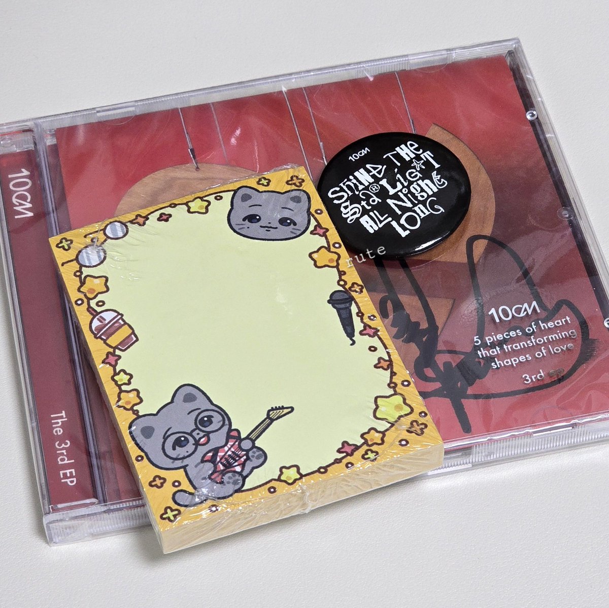 오랜만에 준비한 #RT 나눔(ㅅ´˘`)
ᡣ𐭩 사유 : 덕질 6주년 + 너에게 닿기를 차트인 축하 겸 오쩜영 대박 기원
ᡣ𐭩 물품 : 미개봉 싸인 앨범 + 떡메모지 1개 + 핀뱃지
ᡣ𐭩 대상 : RT + 팔로우를 하신 센치너 한 분(*ˊᵕˋ*)ﾉ
(아직 싸인 앨범이 없으신 분께 드릴 수 있다면 가장 좋을 것 같습니다🥹)