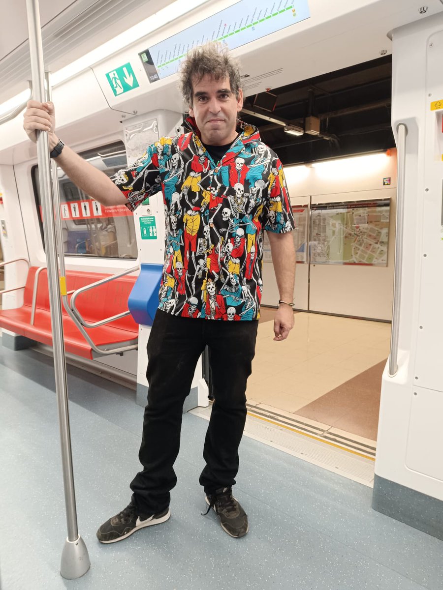 Aquí, empezando con el pole dance. Pronto anunciaré nuevos conciertos en  lo xiringuito del riu de mora la nova y festival.peixera de Tordera. Bueno, ya lo he anunciado un poco. Un abrazo a todos.