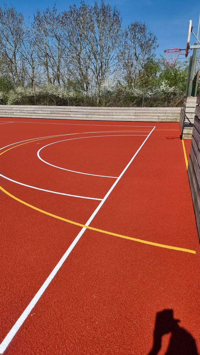 Sportssurfacing's tweet image. A great facelift to these outdoor courts for Wingrave with Rowham Parish Council, including a new polymeric MUGA surface on one court, whilst the remaining courts received our deep clean service, before being finished with an acrylic slip resistant colour coat.
