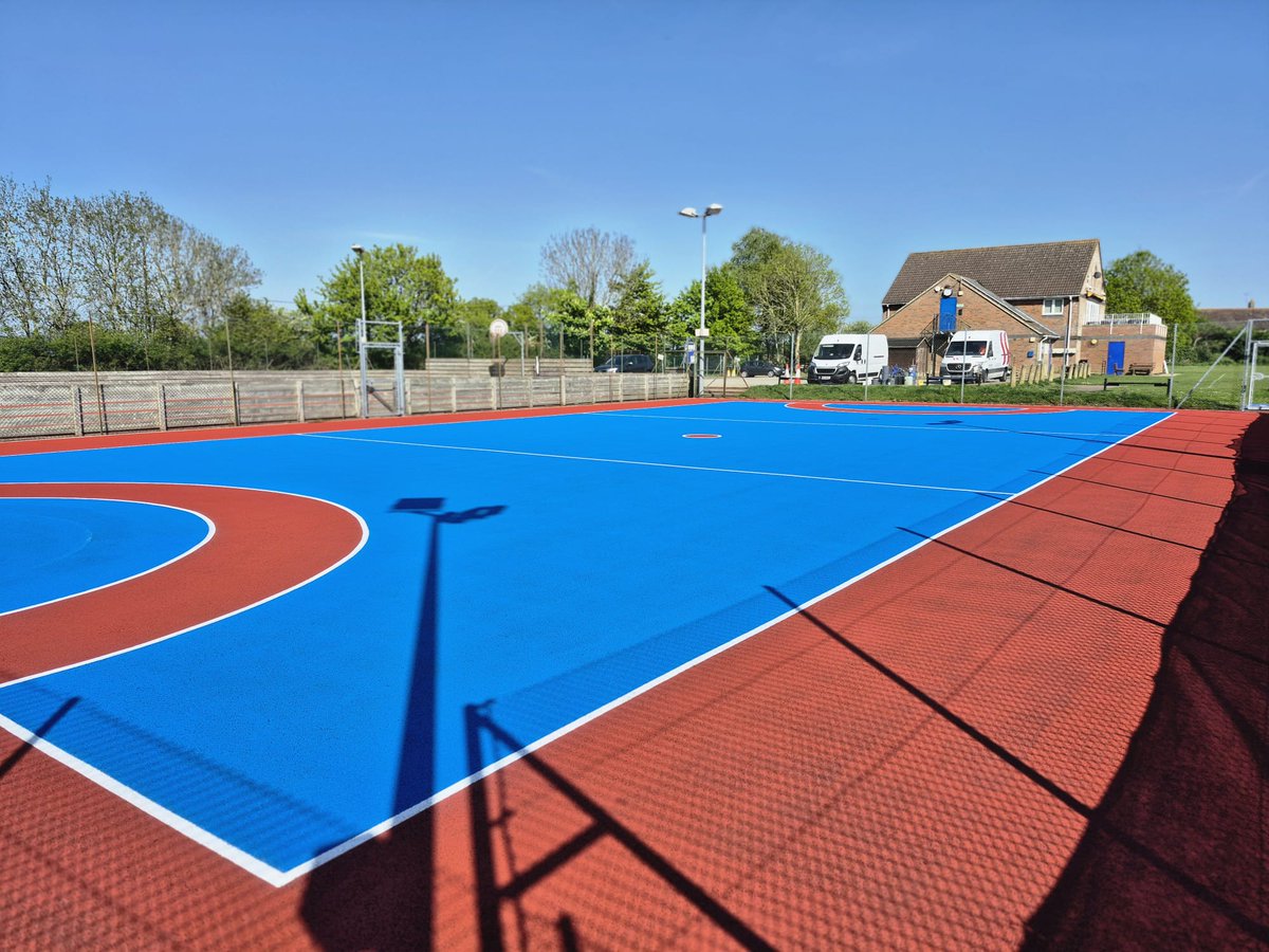 Sportssurfacing's tweet image. A great facelift to these outdoor courts for Wingrave with Rowham Parish Council, including a new polymeric MUGA surface on one court, whilst the remaining courts received our deep clean service, before being finished with an acrylic slip resistant colour coat.