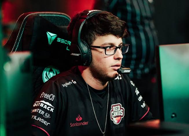eomitas's tweet photo. 🚨🚨 A volta do Capitão 

Grevthar está de volta a titularidade do time principal da RED Canids, de acordo com fontes.

O jogador deve reestrear no próximo fim de semana, contra a LOUD. https://t.co/qU7vtTsuQT